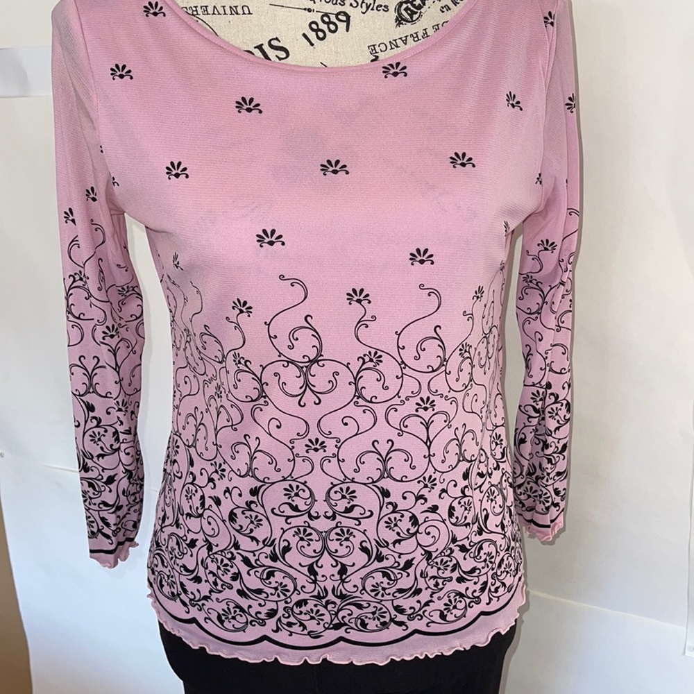 Apostrophe Top  small 6-8 scalloped edge on sleeves and bottom.